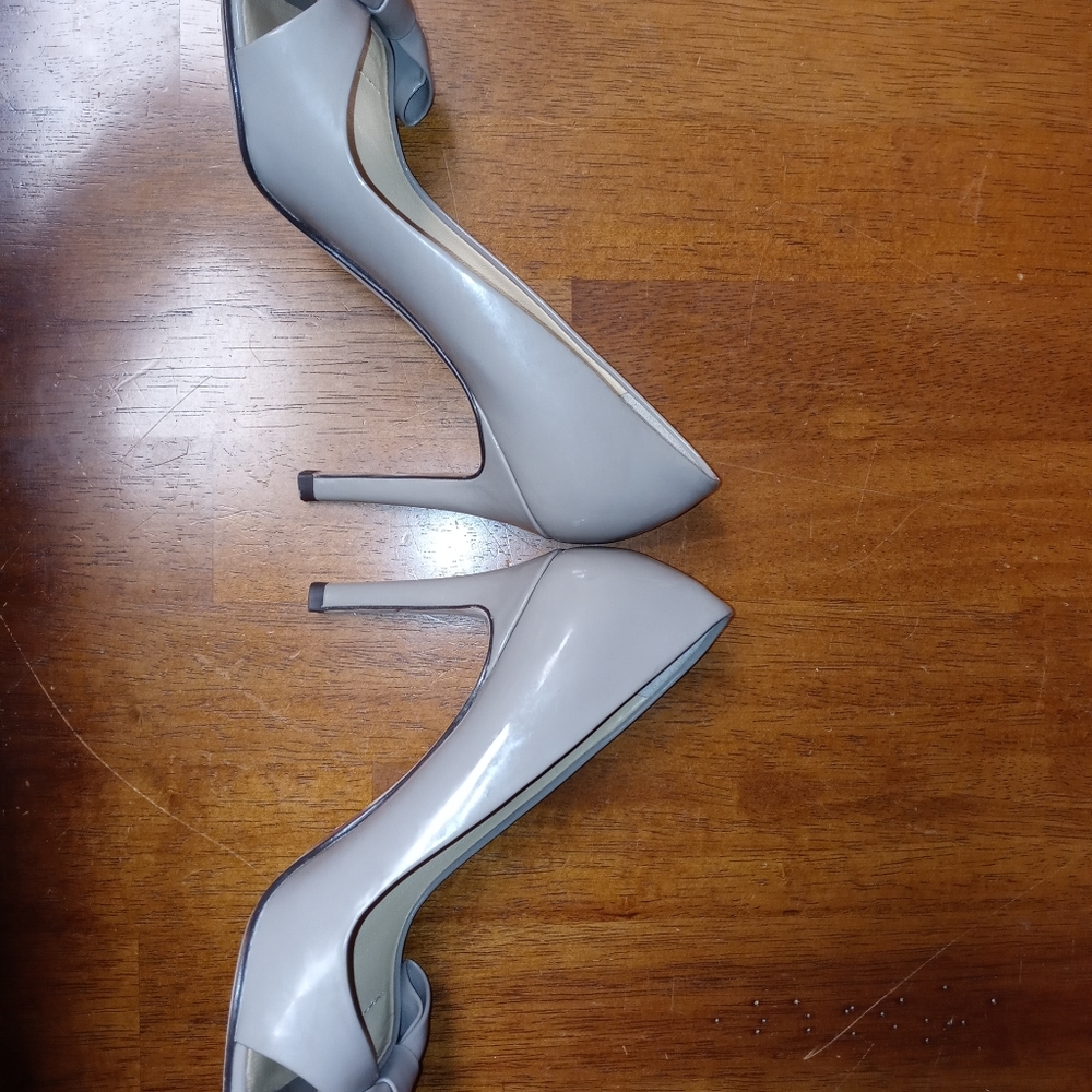 Ann Taylor size 5 Nude heelz with Bow - Picture 2 of 8